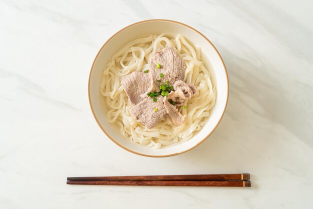 zelfgemaakte udon ramen noodles met varkensvlees in heldere soep