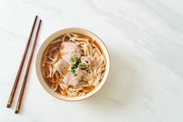 zelfgemaakte udon ramen noodles met varkensvlees in soja- of shoyusoepyu