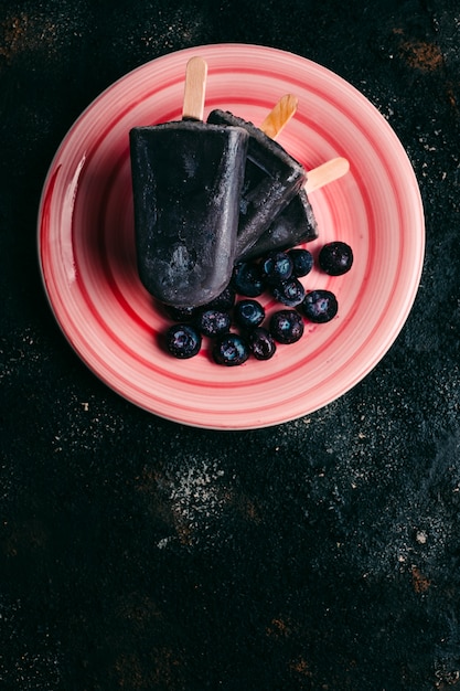 Zelfgemaakte vegan bosbessen kokosmelk ijslolly