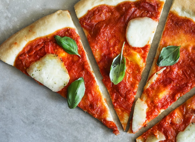 Zelfgemaakte vegan Margherita pizza eten fotografie