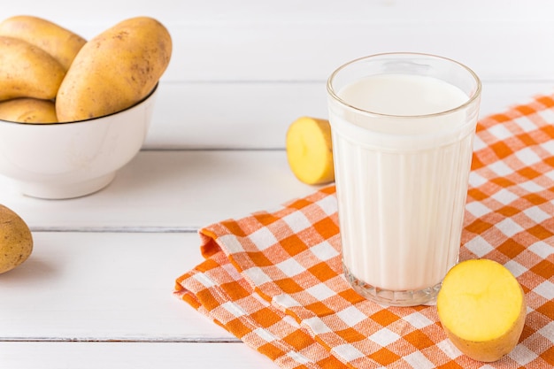 Zelfgemaakte veganistische aardappelmelk populair in zweden