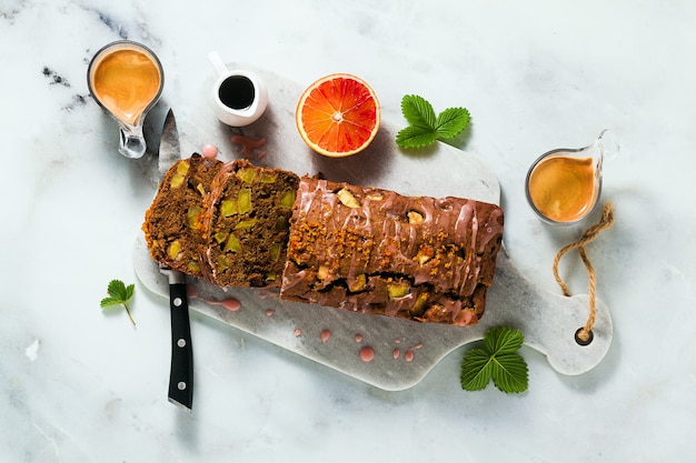 Zelfgemaakte veganistische broodtaart van Apple met glazuur en espresso.