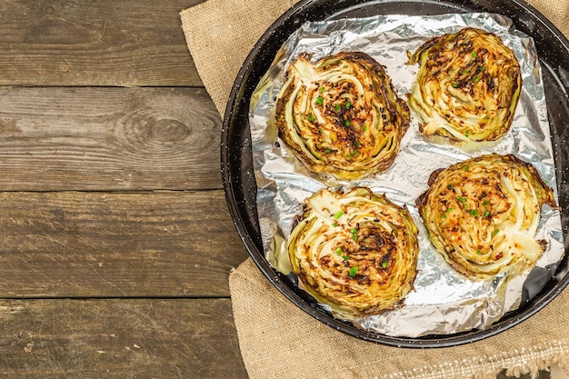 Zelfgemaakte veganistische koolsteaks met kruiden en specerijen Gezond eten klaar om te eten op een bakplaat