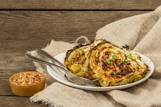 Zelfgemaakte veganistische koolsteaks met kruiden en specerijen Gezond eten klaar om te eten op een bakplaat