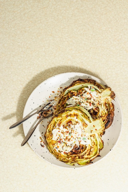 Zelfgemaakte veganistische koolsteaks met kruiden, specerijen en saus Gezonde voeding klaar om te eten