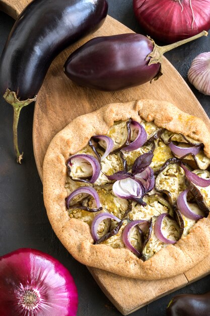 Zelfgemaakte vegetarische taart met aubergine en ui