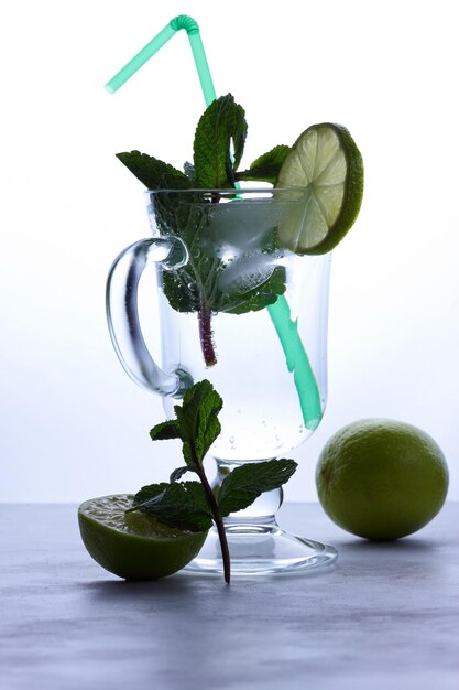 Zelfgemaakte verfrissende limonade met plakjes biologische rijpe limoen Verse gezonde koude limoendrank Water met limoen Close-up