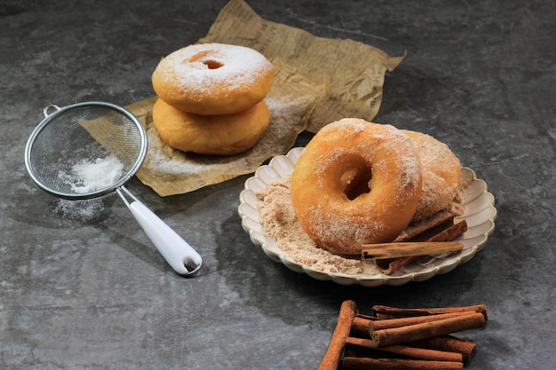 Zelfgemaakte vers gebakken donuts berijpt met kaneel en suiker. Ruimte voor tekst kopiëren