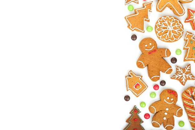 Zelfgemaakte verschillende peperkoek kerstkoekjes op witte achtergrond