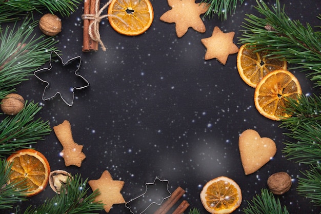 Zelfgemaakte verse koekjes fir takken gedroogde plakjes oranje cookie cutters kerst concept