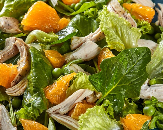 Zelfgemaakte verse salade van natuurlijke biologische groenten, fruit, kippenvlees. Concept van gezond dieet voedsel. Bovenaanzicht.