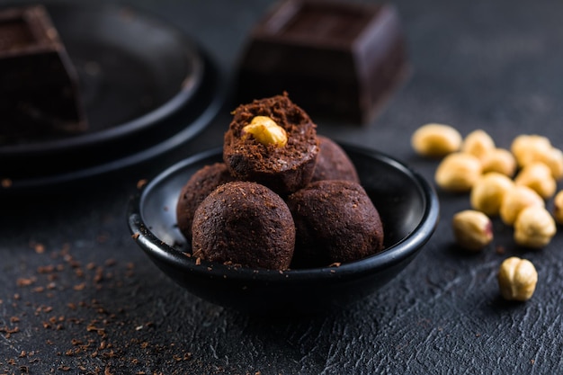 Zelfgemaakte verse truffel chocolade snoepjes met cacaopoeder gemaakt door chocolatier. gastronomisch eten, heerlijk dessert.