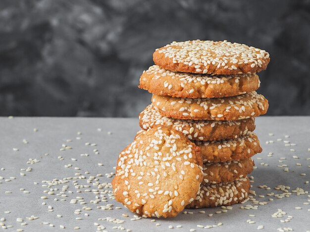 Zelfgemaakte versgebakken tahini en sesamzaadjes koekjes