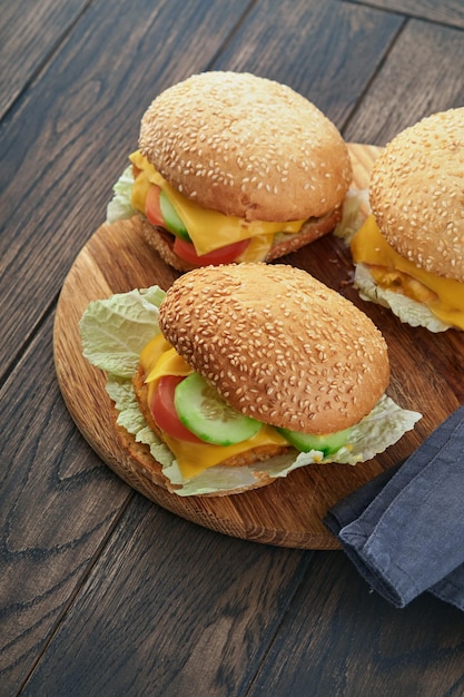 Zelfgemaakte visburger met groenten op rustiek houten bord Zijaanzicht close-up Menu