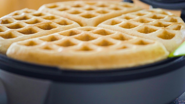 Zelfgemaakte wafels maken in een elektrisch wafelijzer.