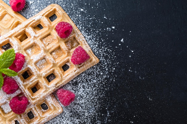 Zelfgemaakte wafels met frambozen