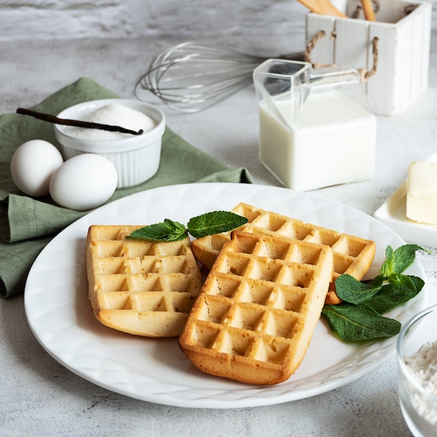 Zelfgemaakte wafels met zijn ingrediënten