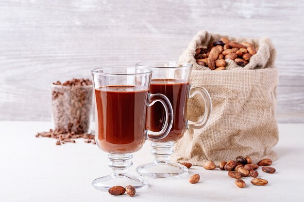 Zelfgemaakte warme chocolademelk drinken