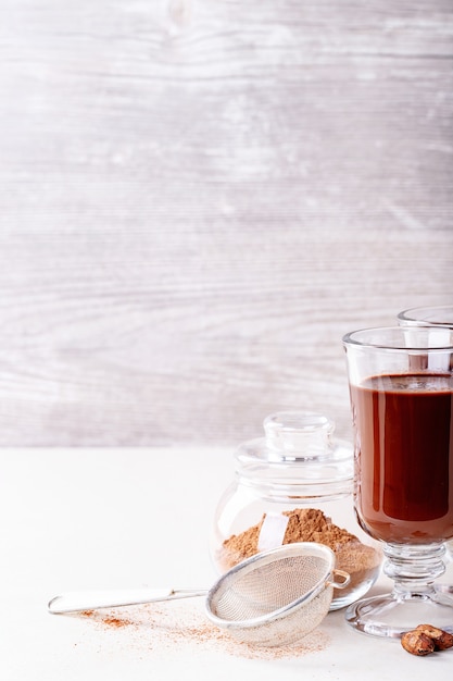 Zelfgemaakte warme chocolademelk drinken