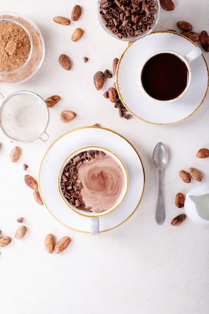 Zelfgemaakte warme chocolademelk drinken