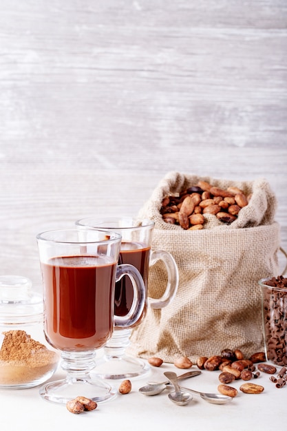 Zelfgemaakte warme chocolademelk drinken