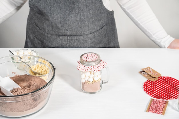 Zelfgemaakte warme chocolademelk maken in een glazen pot voor kerstvoedsel