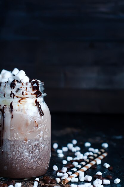 Zelfgemaakte warme chocolademelk