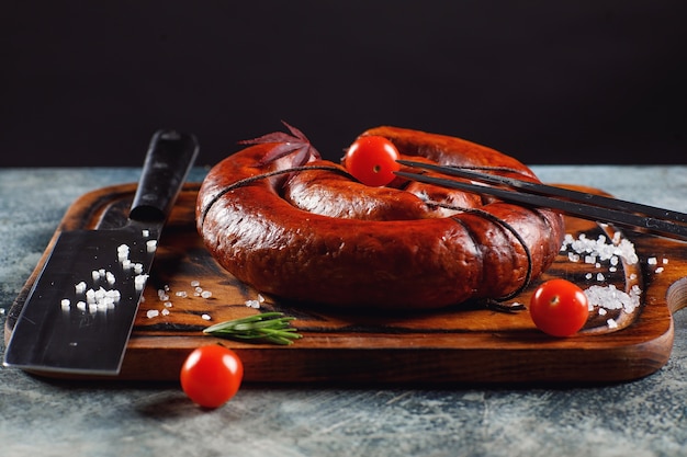 Zelfgemaakte worst gekookt op een grill, met tomaten