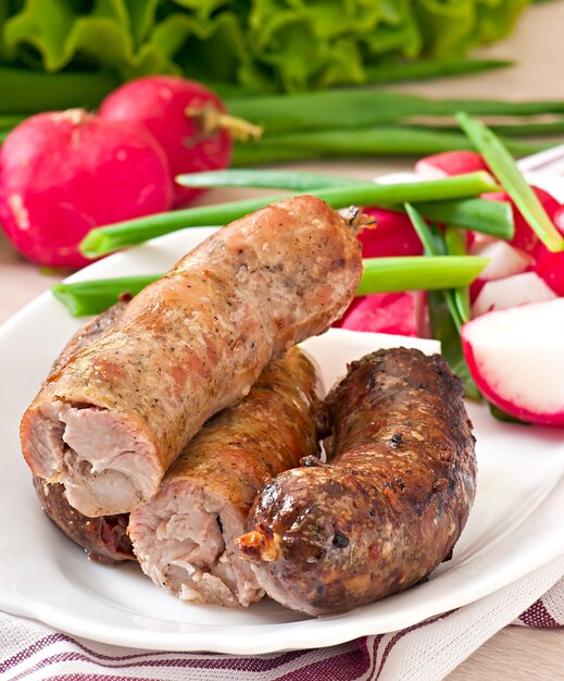 Zelfgemaakte worstjes gebakken in de oven en salade