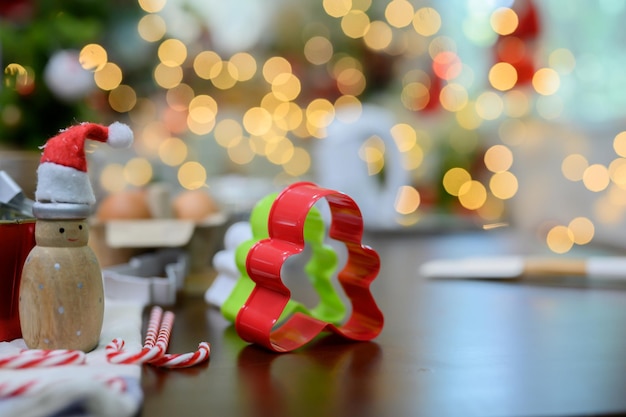 Zelfgemaakte Xmas cookie voor Kerstmis en Gelukkig Nieuwjaar. Peperkoek koken met vriend en familie op wintervakantie thuis.