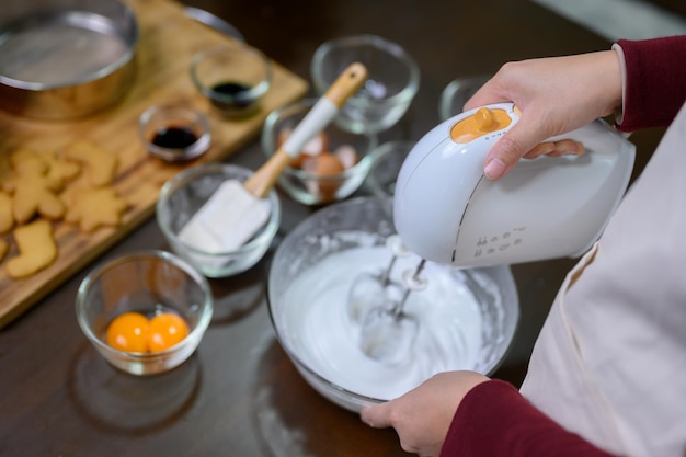 Zelfgemaakte Xmas cookie voor Kerstmis en Gelukkig Nieuwjaar. Peperkoek koken met vriend en familie op wintervakantie thuis.