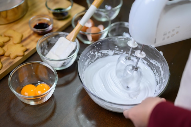 Zelfgemaakte Xmas cookie voor Kerstmis en Gelukkig Nieuwjaar. Peperkoek koken met vriend en familie op wintervakantie thuis.