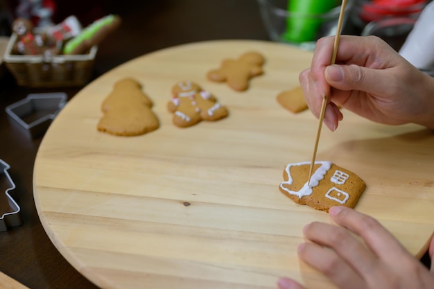 Zelfgemaakte xmas cookie voor kerstmis en gelukkig nieuwjaar. peperkoek koken met vriend en familie op wintervakantie thuis.