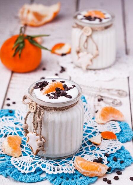 zelfgemaakte yoghurt in een pot met mandarijnen en chocolade