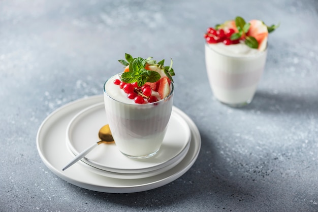 Zelfgemaakte yoghurt met aardbei