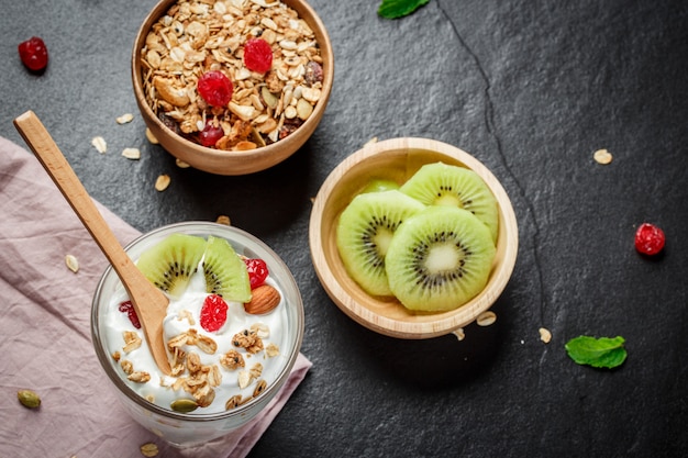 Zelfgemaakte yoghurt met muesli, kiwi, gedroogd fruit en biologische noten - het meest gezonde zaad.