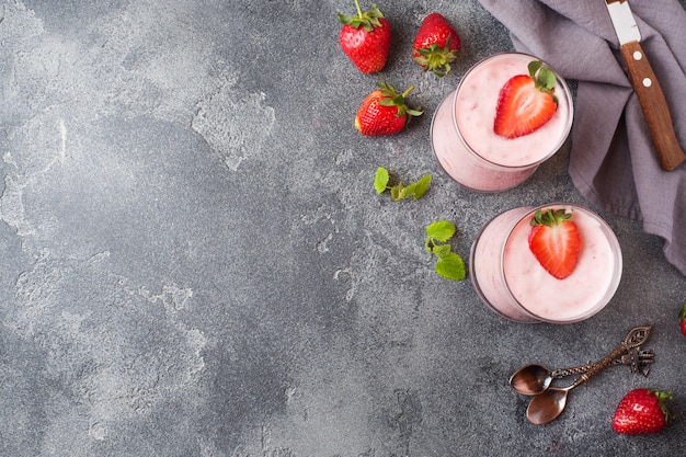 Zelfgemaakte yoghurt met verse aardbeien in glazen