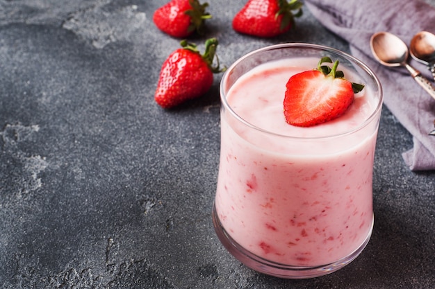 Zelfgemaakte yoghurt met verse aardbeien in glazen