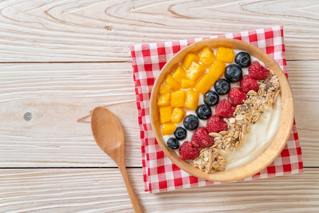 zelfgemaakte yoghurtkom met framboos, bosbes, mango en granola - healthy food style