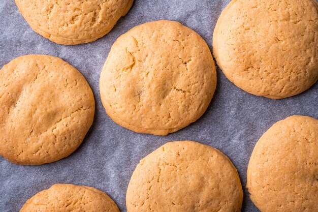 Zelfgemaakte zandkoek cookies op perkament papier in de bakplaat