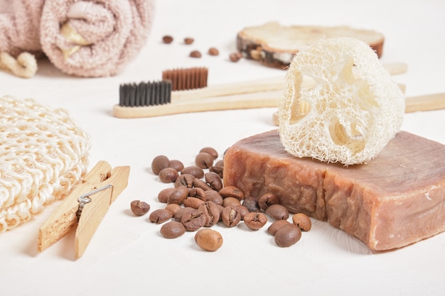 Zelfgemaakte zeep van luffa en cacao, bamboe tandenborstels en badkameraccessoires gemaakt van natuurlijke materialen, koffiebonen, beige oppervlak