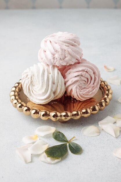 Zelfgemaakte zefir in gouden kom op tafel. Meringue