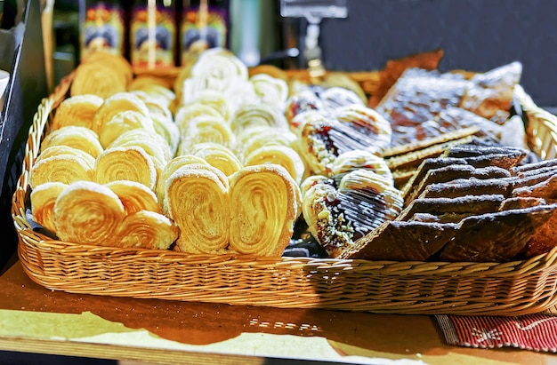 Zelfgemaakte zoete broodjes in de mand bij een van de kraampjes tijdens de kerstmarkt in het oude Riga, Letland. Selectieve focus