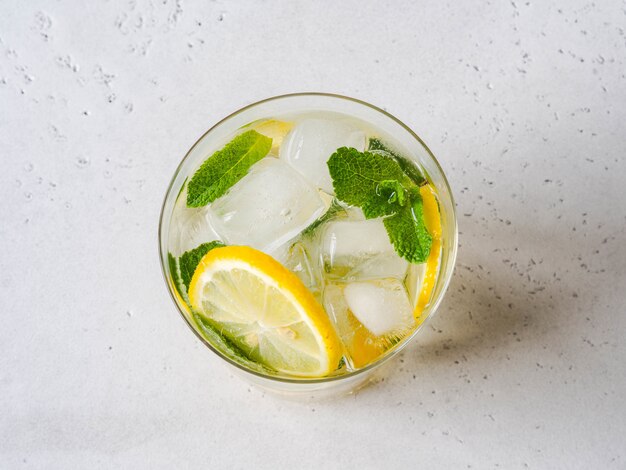 Zelfgemaakte zomer citrus limonade met ijs in glas