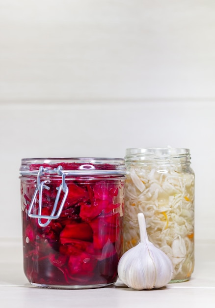 Zelfgemaakte zuurkool met wortel en salade Kool met rode biet op een houten tafel. Gefermenteerd voedsel. Ruimte kopiëren.