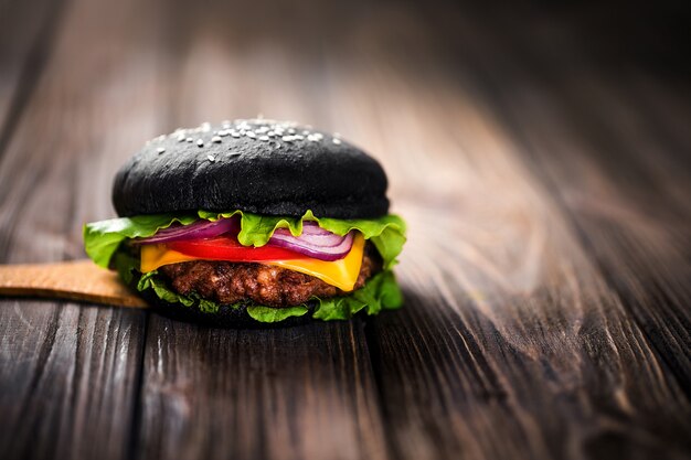 Zelfgemaakte Zwarte Hamburger Met Kaas. Cheeseburger Met Zwart Broodje