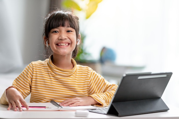 Zelfisolatie van kinderen die tablet gebruikt voor zijn huiswerk