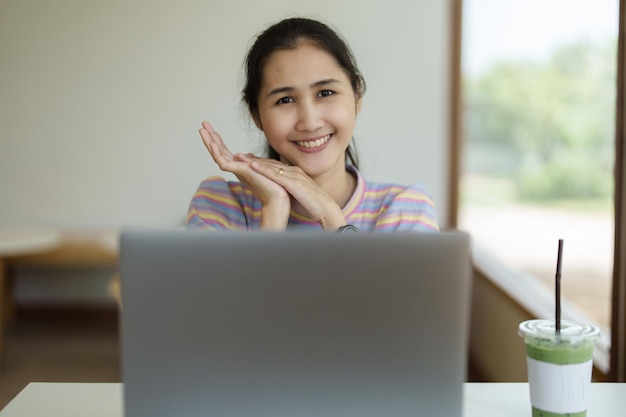 Zelfstandig ondernemer Portret van een Aziatische vrouw die een computer gebruikt die online werkt of thuis online via internet winkelt