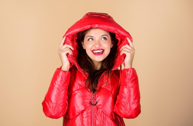 Zelfverzekerd in haar keuze meisje in gepofte jas namaakbont mode griep en koude seizoensmode wintervakanties Xmas komende vrouw in gewatteerde jas schoonheid in winterkleding koude seizoen winkelen