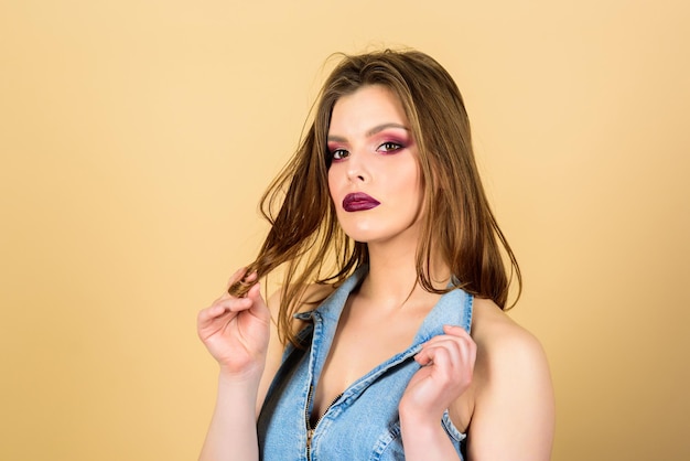 Zelfverzekerd in haar onberispelijke verschijning Make-up cosmetica concept sensuele mannequin sexy decollete Vrouwelijk en glamoureuze Aantrekkelijke vrouw make-up gezicht Donkere lippen en rokerige ogen Perfecte make-up